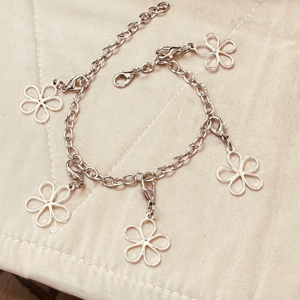Silver Tone Charm Bracelet w/5 Detachable Flower Charms